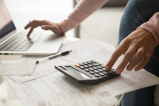 Impuesto-a-la-Renta-¿Como-calculo-el-monto-a-pagar-por-renta-de-quinta-categoria-scaled