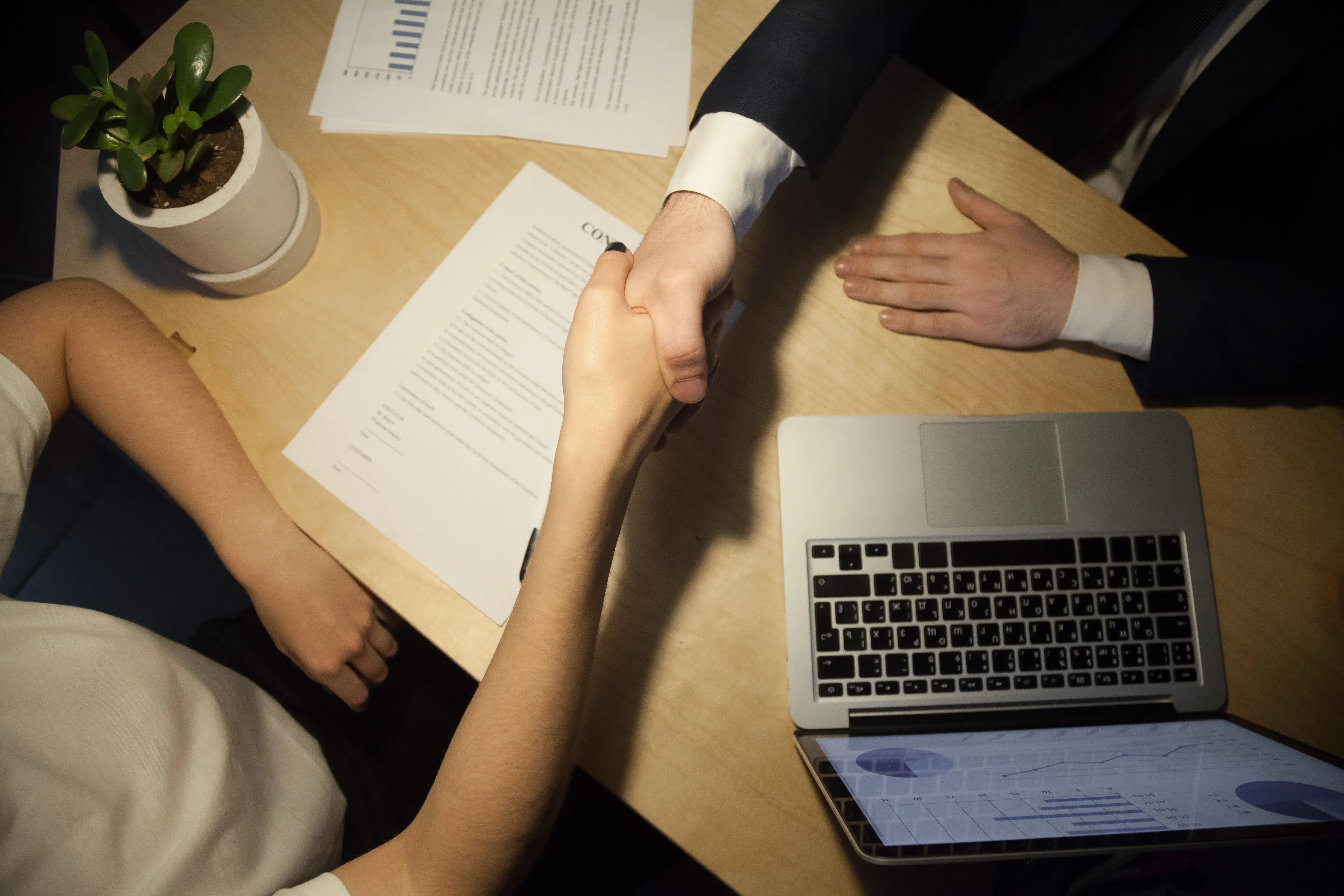 apreton-de-manos-de-cerca-cerrar-vista