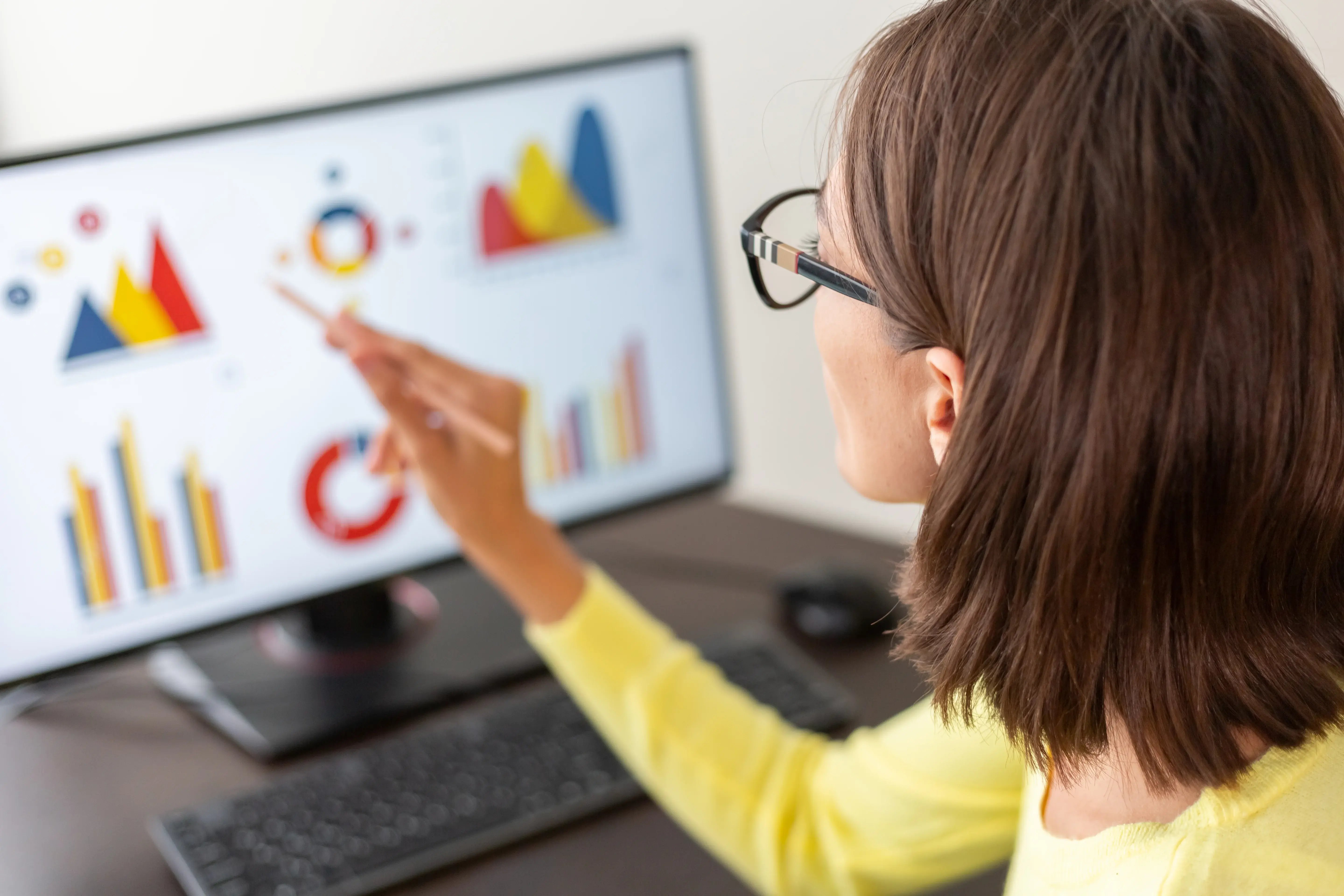 caucasian-advisor-financial-business-analytics-woman-with-data-dashboard-graphs