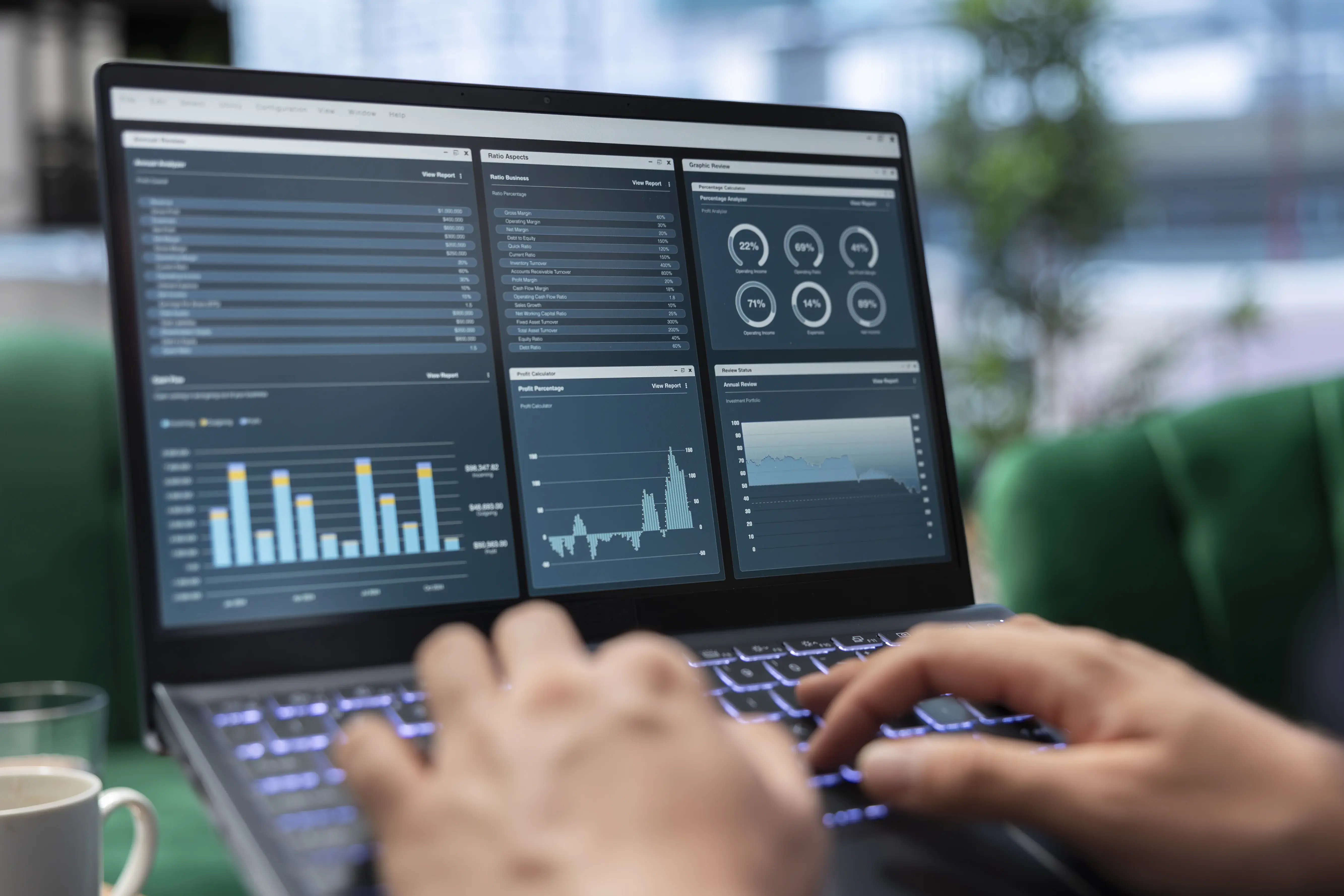 el-lider-ambicioso-trabaja-en-la-oficina-en-informes-infograficos-y-fija-objetivos