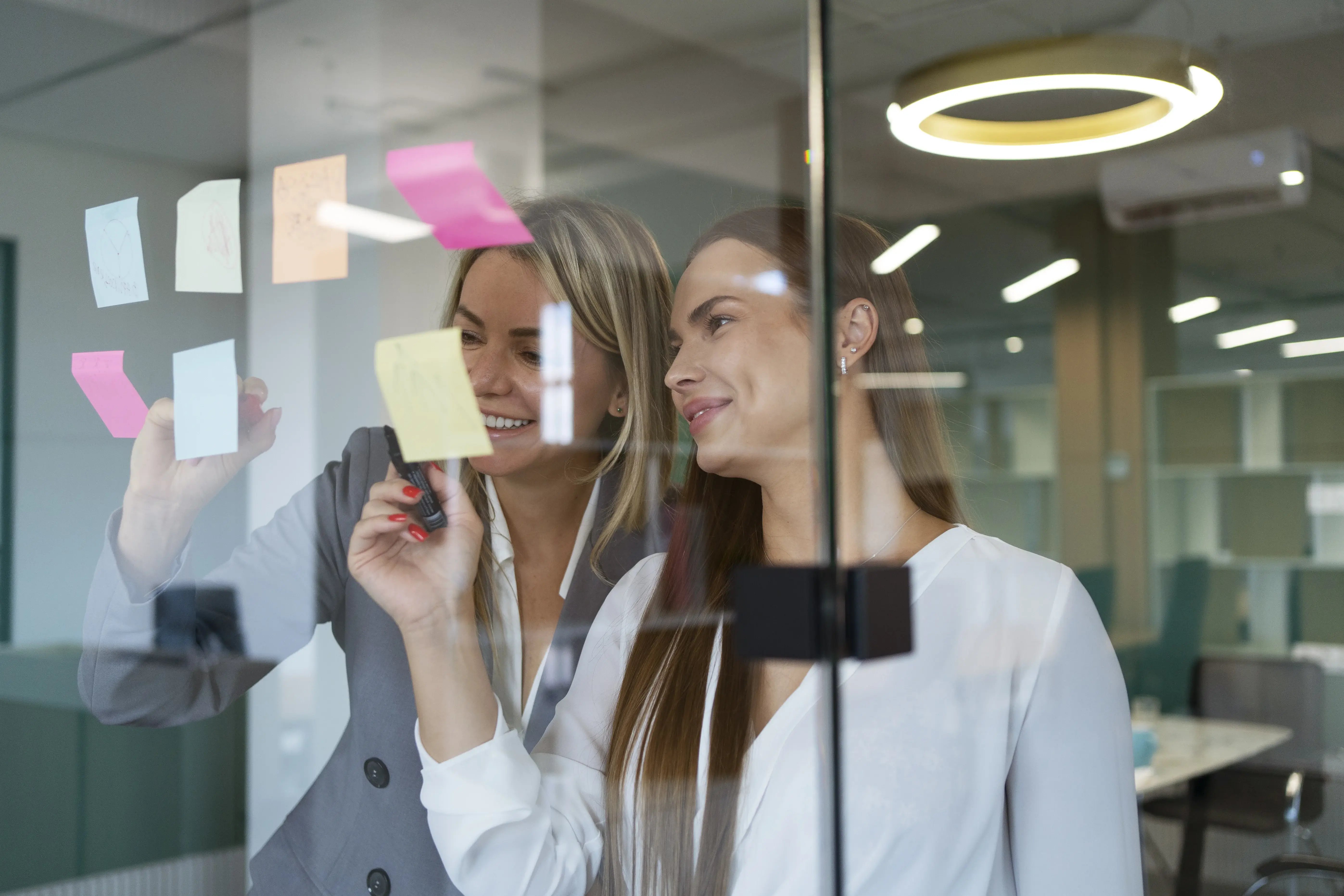 side-view-smiley-women-with-post-its