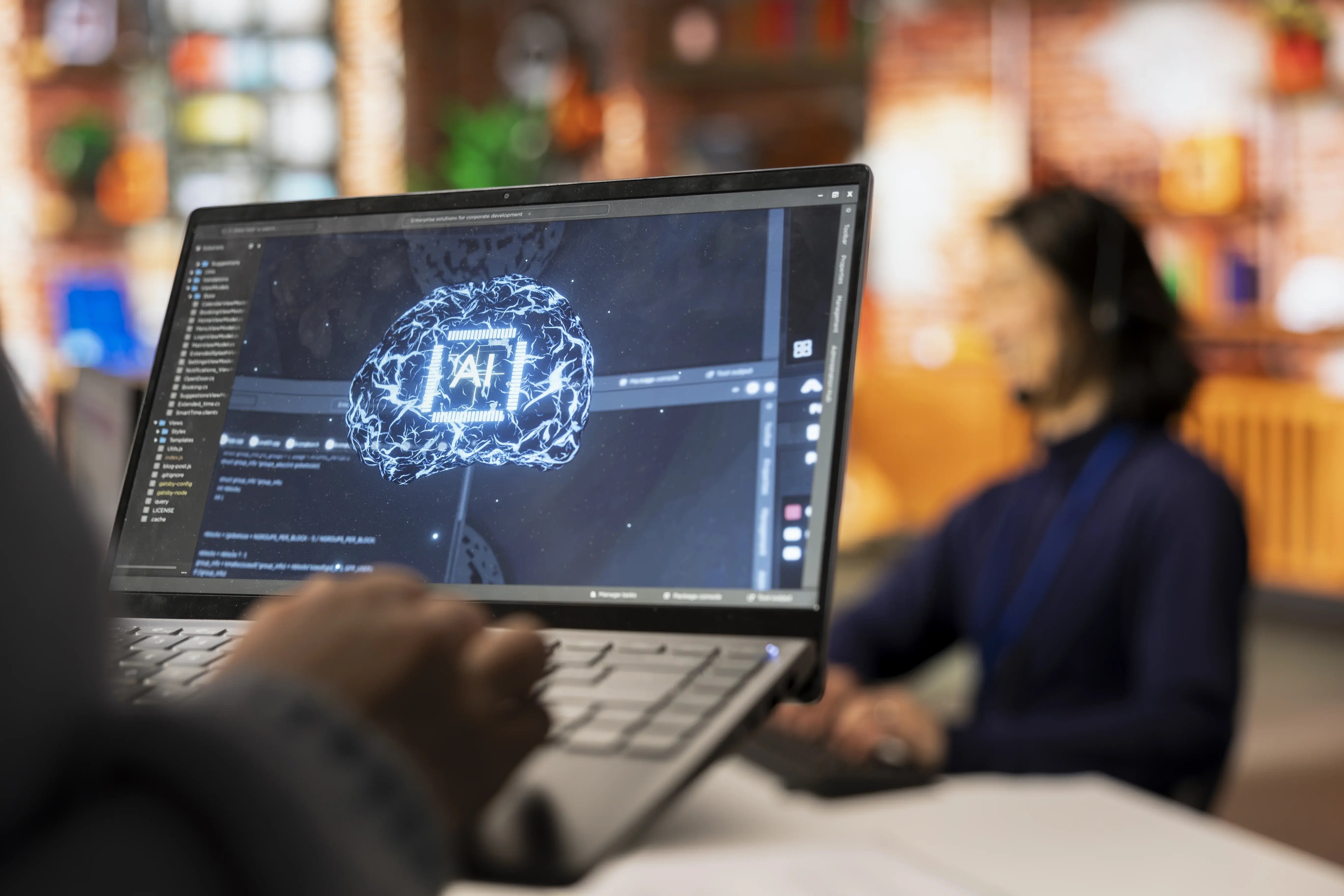 trabajador-de-un-centro-de-llamadas-que-utiliza-tecnologia-de-ia-en-una-computadora-portatil-para-responder-los-clientes-en-primer-plano